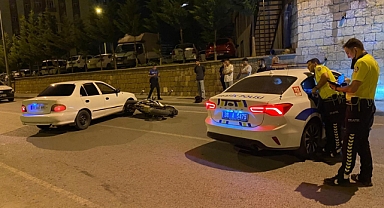 Motosiklet ile otomobil çarpıştı: 2 yaralı