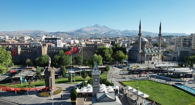 Tarihi saat kulesi Avrupalı Türk'lere hizmet verecek