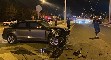 Ters yöne dönmeye çalışan otomobil kazaya neden oldu: 1 yaralı