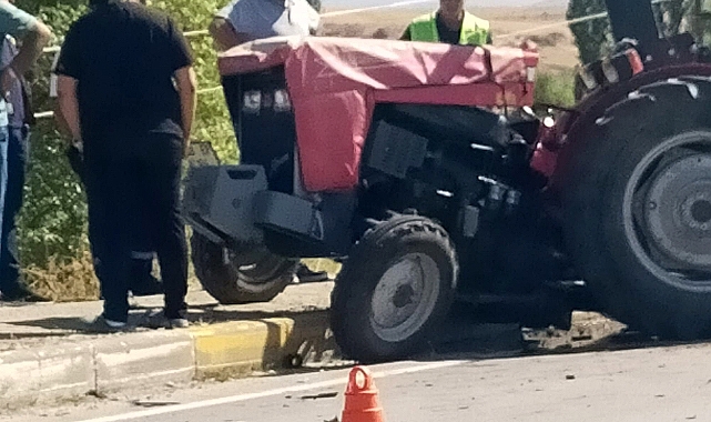 Traktör ile otomobil çarpıştı: 3 yaralı