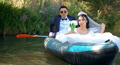 Yeni evlenen çift soluğu kanoda aldı