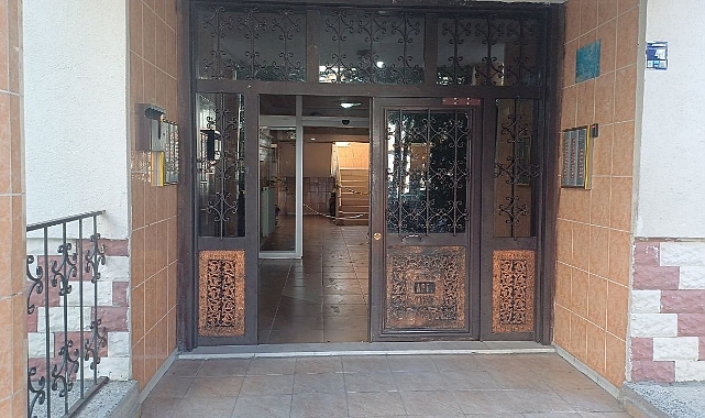 Bina görevlisini eşinin yanında defalarca bıçaklamış