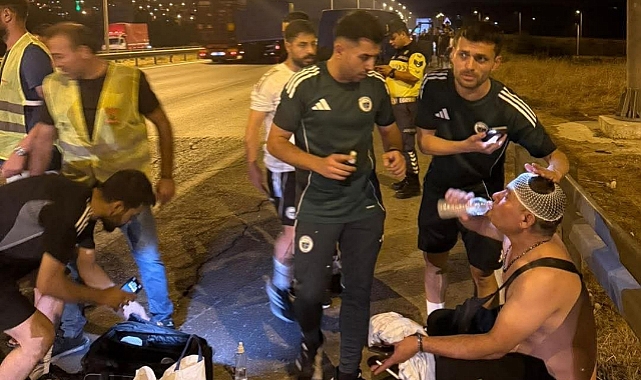 Futbolcular kazaya denk geldi, yaralılara müdahale etti