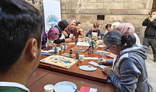 Kursiyerler geleneksel motifleri deri üzerine işledi