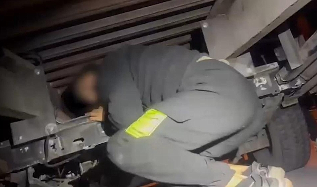 Oto kurtarıcıya yapılan gizli bölmede 2 düzensiz göçmen yakalandı