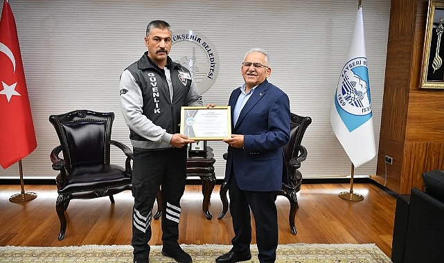 Başkan Büyükkılıç, genç kızı tramvay altında kalmaktan kurtaran güvenlik görevlisini ödüllendirdi