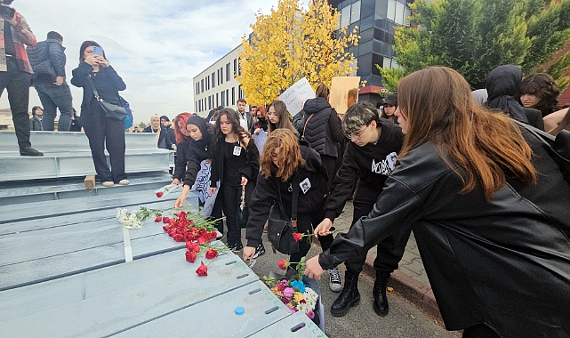 ERÜ'de öğrenciler Meliha'nın öldürüldüğü yere karanfil bıraktı
