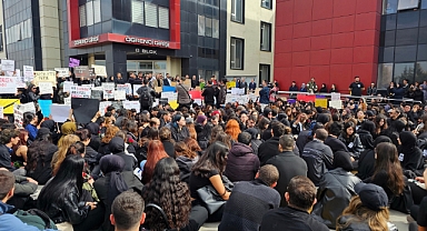 ERÜ'de öğrenciler Meliha'nın öldürüldüğü yere karanfil bıraktı