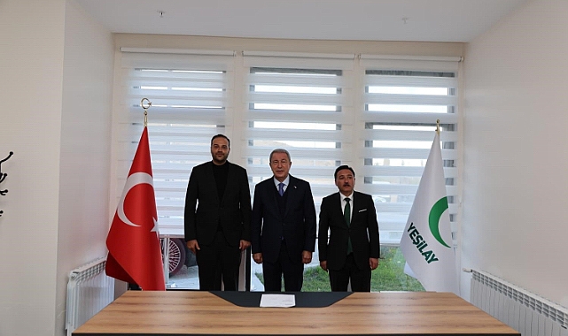 Hulusi Akar’dan Yeşilay’a destek ziyareti ve üyelik