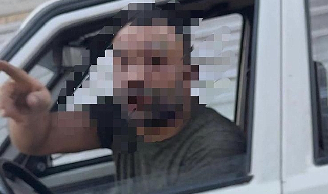 Kadınların otomobilini yumrukladı!