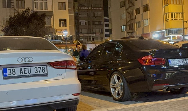 Kocasıyla tartışan kadın otomobilin kaputuna yattı