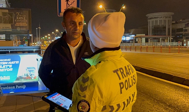 Ehliyetsiz sürücünün otomobilini almaya gelen şahıs da ehliyetsiz çıktı