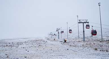 Erciyes'te kar yağışı, dağ beyaza büründü
