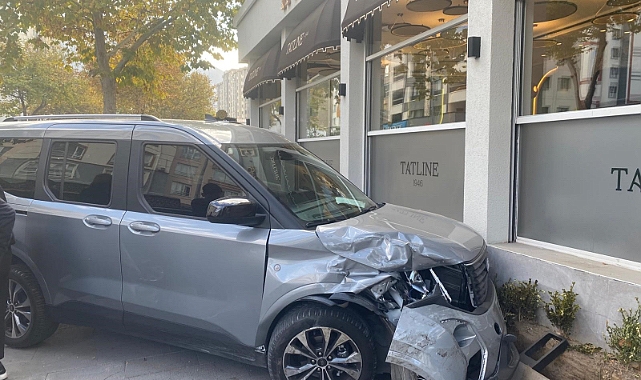 Hafif ticari araçla jeep çarpıştı