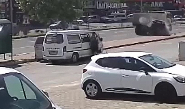 Hızla giden otomobil, kamyonun arkasına girdi!