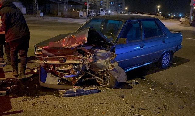 Kavşakta otomobile çarptı, karşı yola geçti: 2 yaralı