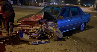 Kavşakta otomobile çarptı, karşı yola geçti: 2 yaralı