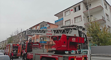 Kendini kilitlediği evini ateşe verdi