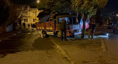 Park halinde alev alan kamyon hareket etti