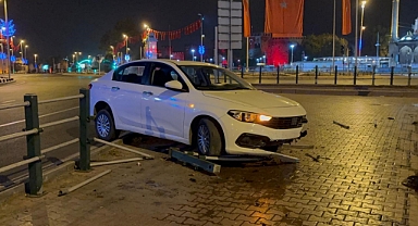 Seyir halindeyken uyuyan otomobil sürücüsü bariyerlere girdi