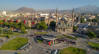 1 yılda 90 saat ücretsiz tramvay hizmeti