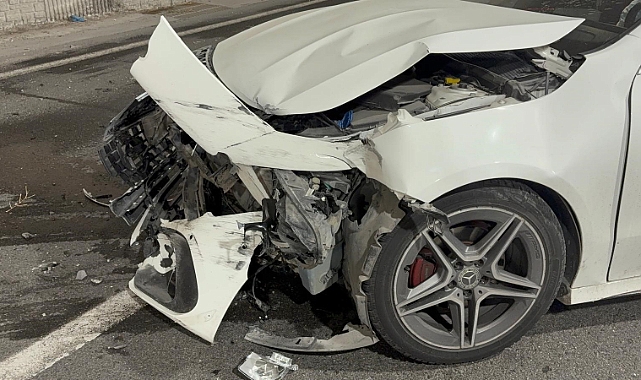 Alkollü sürücünün karıştığı kazada lüks otomobil pert oldu