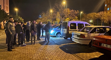 Aynı otoparktaki 5 otomobilin lastiğini kestiler