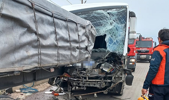 İşçi servisi tıra arkadan çarptı: Çok sayıda yaralı var