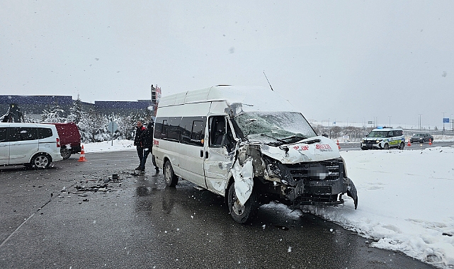 İşçi servisi tıra çarptı: 11 yaralı!
