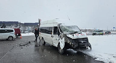 İşçi servisi tıra çarptı: 11 yaralı!