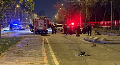 Kaldırıma çarpan otomobil 200 metre savruldu: 1 ölü, 1 ağır yaralı