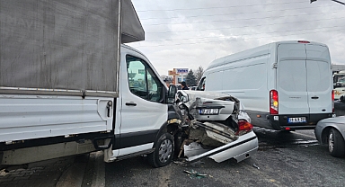 Kamyonet ortalığı savaş alanına çevirdi!