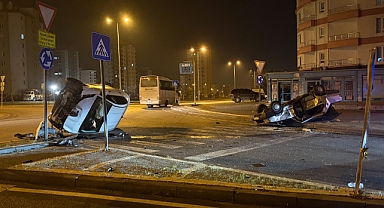 Kavşaktaki kazada otomobillerden biri yan yattı, diğeri takla attı: 2 yaralı