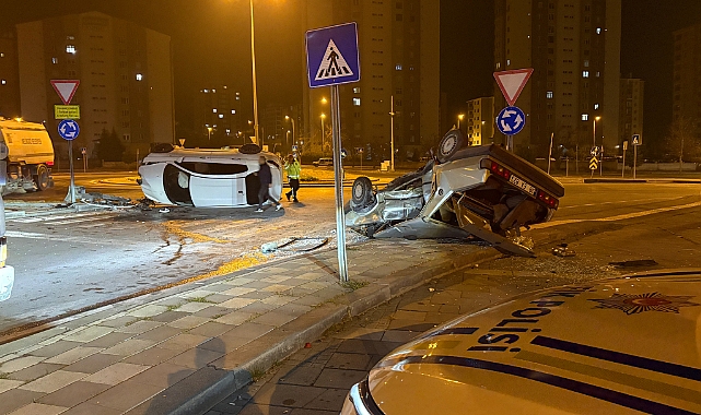 Kavşaktaki kazada otomobillerden biri yan yattı, diğeri takla attı: 2 yaralı
