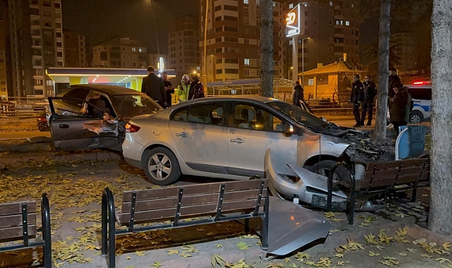 Kaza yapan otomobiller cami bahçesine girdi!