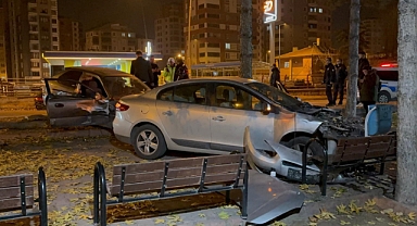 Kaza yapan otomobiller cami bahçesine girdi!