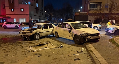 Kazada savrulan otomobil kaldırımdaki yayalara çarptı: 4 yaralı