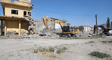 Metruk yapıların yıkımı devam ediyor