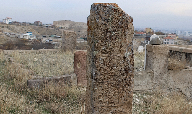 Mezarlıktaki esrarengiz taş