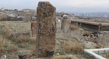 Mezarlıktaki esrarengiz taş