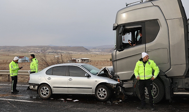 Otomobille tır kafa kafaya çarpıştı