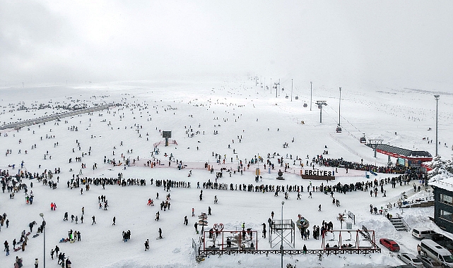 Erciyes sömestirin ilk hafta sonunda 250 bin kişiyi ağırladı