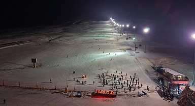 Erciyes’te gece kayağı keyfi