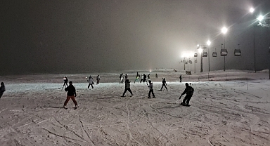 Erciyes'te meşaleli kayak