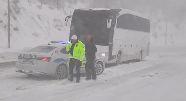 Erciyes yolunda mahsur kalan 44 kişi kurtarıldı