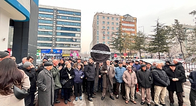 Hacıbektaş Kültür Derneği Kayseri Şubesi, CHP İl binası önüne siyah çelenk bıraktı 