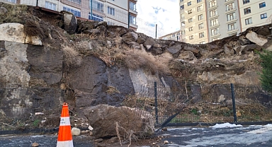 Kayseri’de kaya parçası binanın önüne düştü