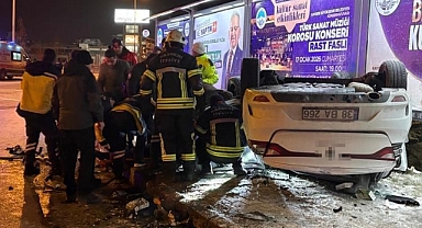 Kaza sonrası alev alan otomobilde can pazarı: 2'si ağır 3 yaralı