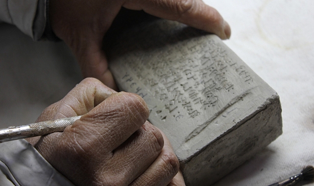 Kültepe’de bulunan 4 bin yıllık tabletlerin replikalarını çivi yazısıyla kile işliyor