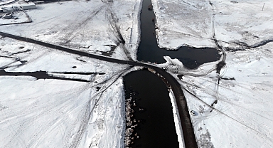 Mandaların sağım güzergahındaki göl buz tuttu